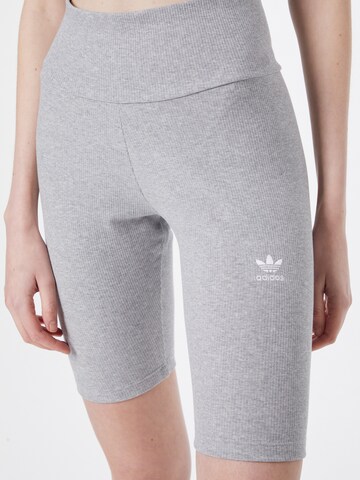 ADIDAS ORIGINALS Skinny Legginsy 'Adicolor Essentials' w kolorze szary