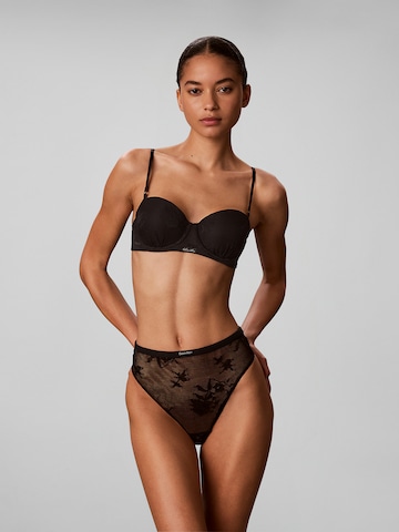 Calvin Klein String in Schwarz: Vorderseite