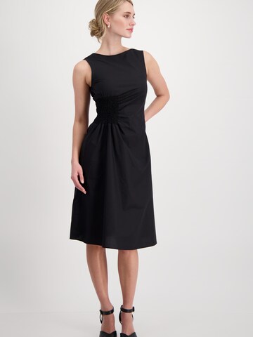 Rochie de la monari pe negru