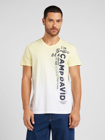 CAMP DAVID T-shirt i gul: framsida