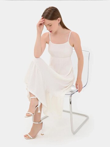 Abito estivo di Hiccup in bianco