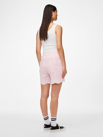 regular Pantaloni di PIECES in rosa