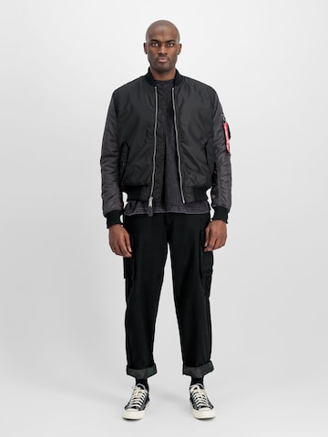 ALPHA INDUSTRIES Välikausitakki 'MA-1' värissä musta