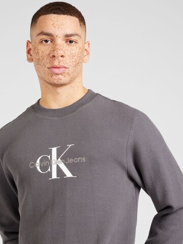 Tricou de la Calvin Klein Jeans pe gri