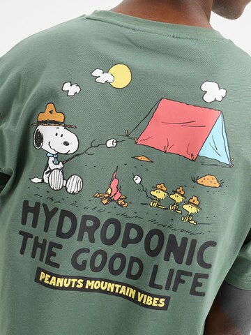hydroponic - Camiseta 'Hydroponic x Peanuts Regular-Fit Short-Sleeve Campfire T-Shirt' en verde
