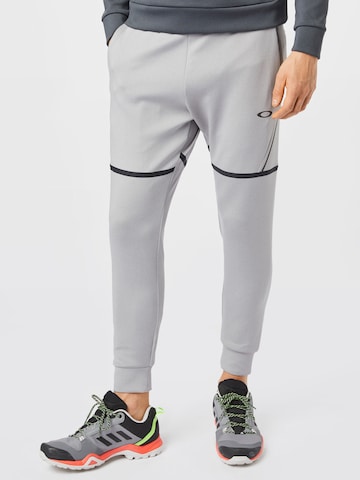 Effilé Pantalon de sport OAKLEY en gris : devant