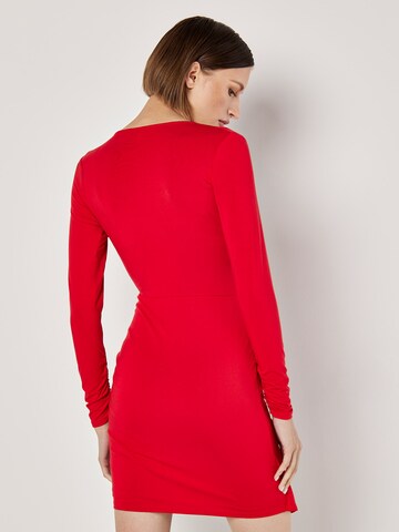 Robe Apricot en rouge