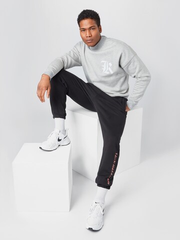 ABOUT YOU x Mero Sweatshirt 'OV Crewneck K' i grå