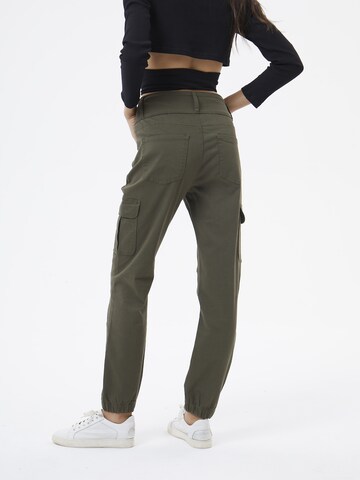 Tapered Pantaloni cargo 'Levitating' di AIKI KEYLOOK in verde