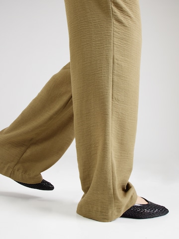 Wide Leg Pantalon 'MADDIE' PIECES en vert