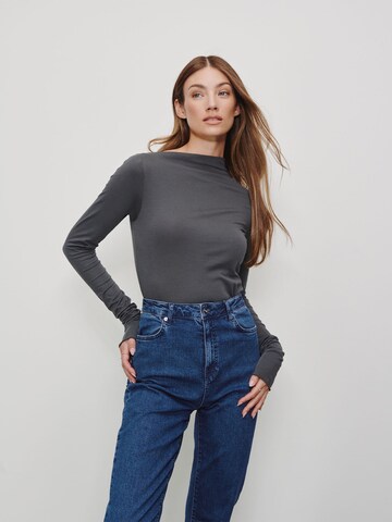 Maglietta di RÆRE by Lorena Rae in grigio: frontale