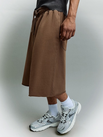 BershkaBaggy Hlače - smeđa boja