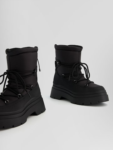 Boots da neve di Bershka in nero