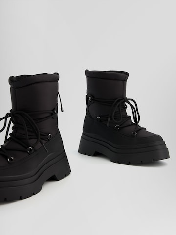 Bershka Snowboots in Zwart