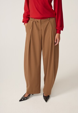 Fabienne Chapot Barrel Pleat-front trousers in Brown: front
