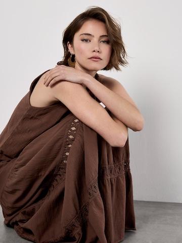 Apricot Skirt in Brown