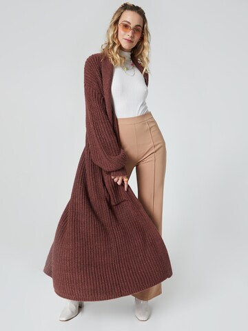 Manteau en tricot 'Primrose' florence by mills exclusive for ABOUT YOU en marron