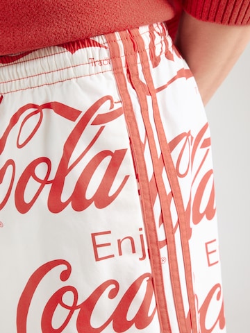 Loosefit Pantalon 'Coca-Cola Classic' ADIDAS ORIGINALS en blanc