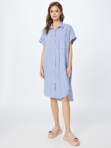 Monki - Vestido camisero en azul: frente