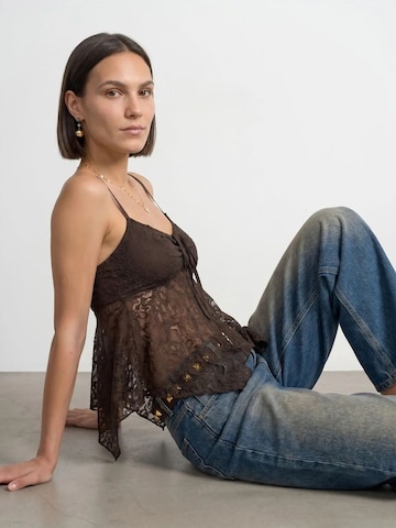 Top di Dilvin in marrone