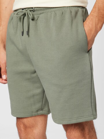 River Island Regular Shorts in Grün