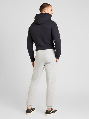 NEW ERA - Tapered Pantalón 'NEYYAN' en gris