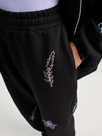 florence by mills exclusive for ABOUT YOU Дънки Tapered Leg Панталон 'Lili' в черно
