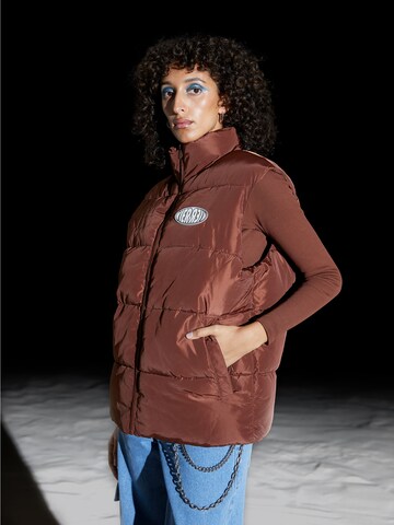 VIERVIER Vest 'Yaren' in Brown: front