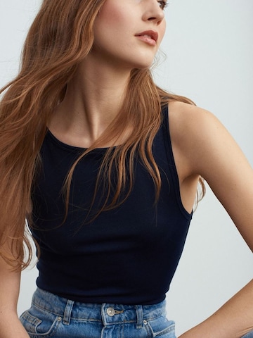 Dilvin Top in Blue: front