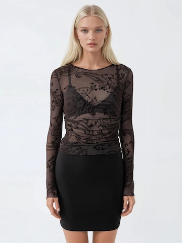 Busem Blouse in Brown: front