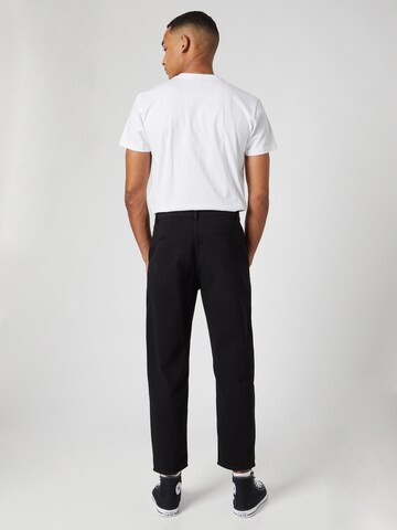 regular Pantaloni con pieghe di Kosta Williams x About You in nero