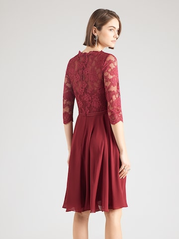 Rochie de seară de la mascara pe roșu