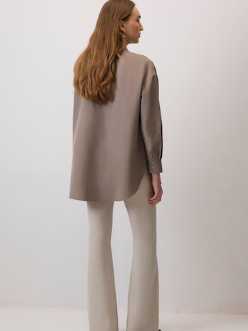 Touché Privé - Camiseta 'Oversized Poplin Shirt' en beige