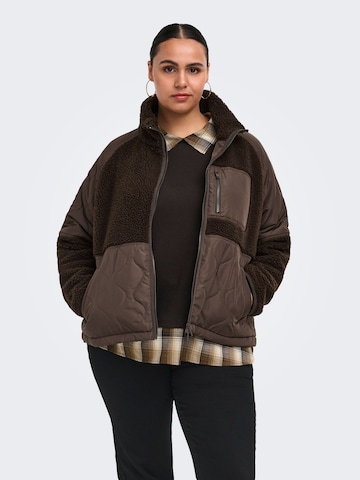ONLY Carmakoma - Chaqueta polar 'CAROhio' en marrón: frente