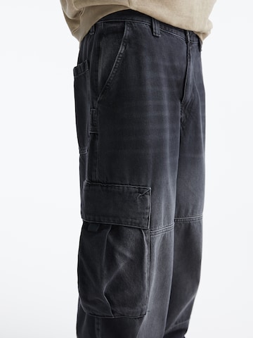 Pull&Bear Loosefit Cargo farmer - fekete