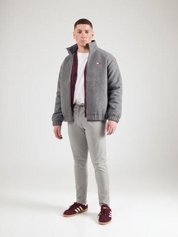 Lindbergh Ozke Hlače z naborki 'Superflex' | siva barva