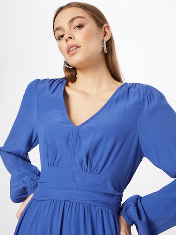 PIECES - Vestido 'Naiana' em azul