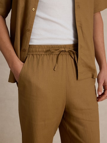 DAN FOX APPAREL Дънки Tapered Leg Панталон 'Gino' в кафяво