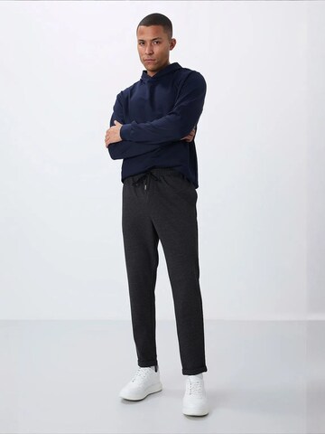 Effilé Pantalon de sport 'Jogginghose' Tommy Life en gris