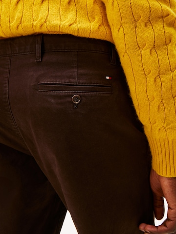 Regular Pantalon chino 'Harlem Essential' TOMMY HILFIGER en marron