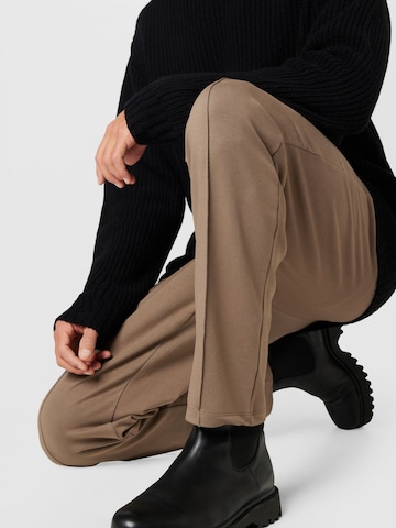 ABOUT YOU Regular Broek 'Adrian' in Bruin