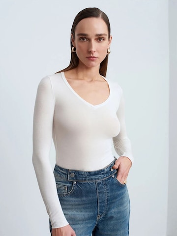 Dilvin Top in White: front