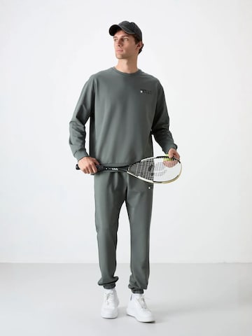 Survêtement Tommy Life en gris : devant