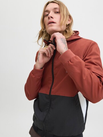 raudona JACK & JONES Demisezoninė striukė 'JJERush'
