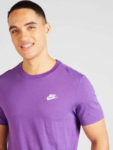 Coupe regular T-Shirt 'CLUB' Nike Sportswear en violet