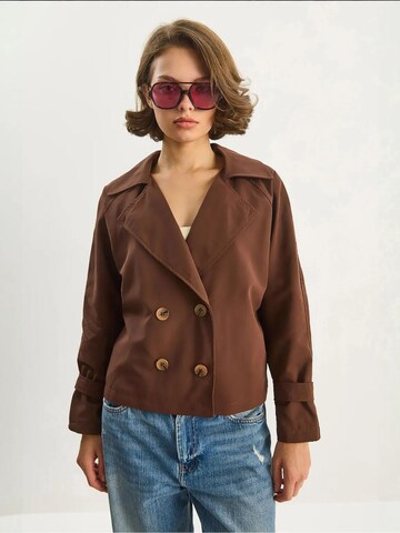 Bianco Lucci Tussenmantel in Bruin: voorkant