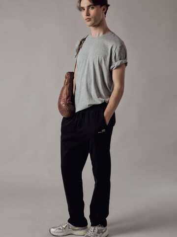 Regular Pantalon 'Joggers Felpati Dritti' OWN Off With Nature en noir