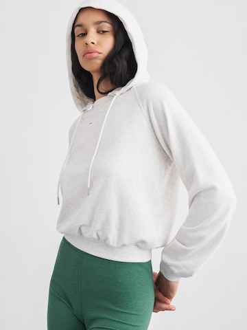 Nike Sportswear Свитшот 'CHILL' в Белый