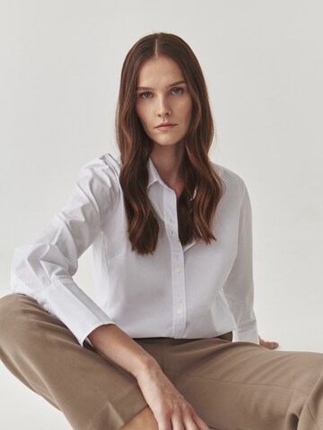TATUUM - Blusa en blanco