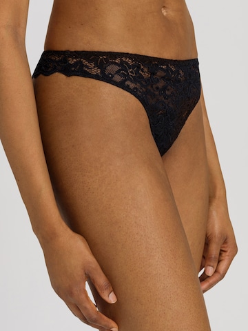 Hanro String 'French Lace' in Zwart: voorkant